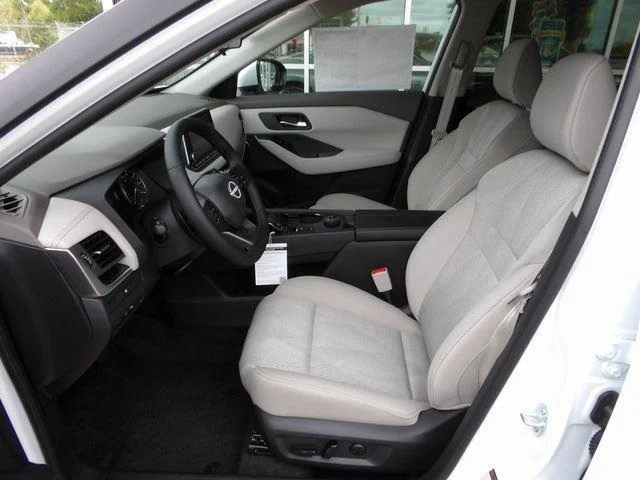 2025 Nissan Rogue SV - Photo 14