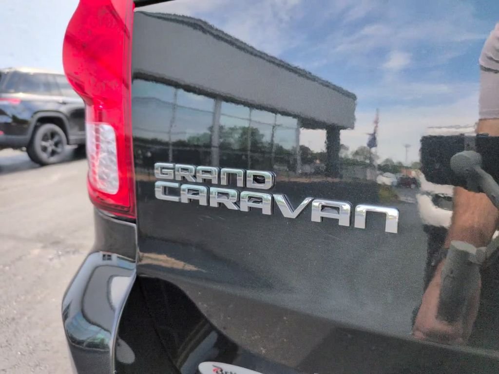 Used 2015 Black Dodge SXT image 7