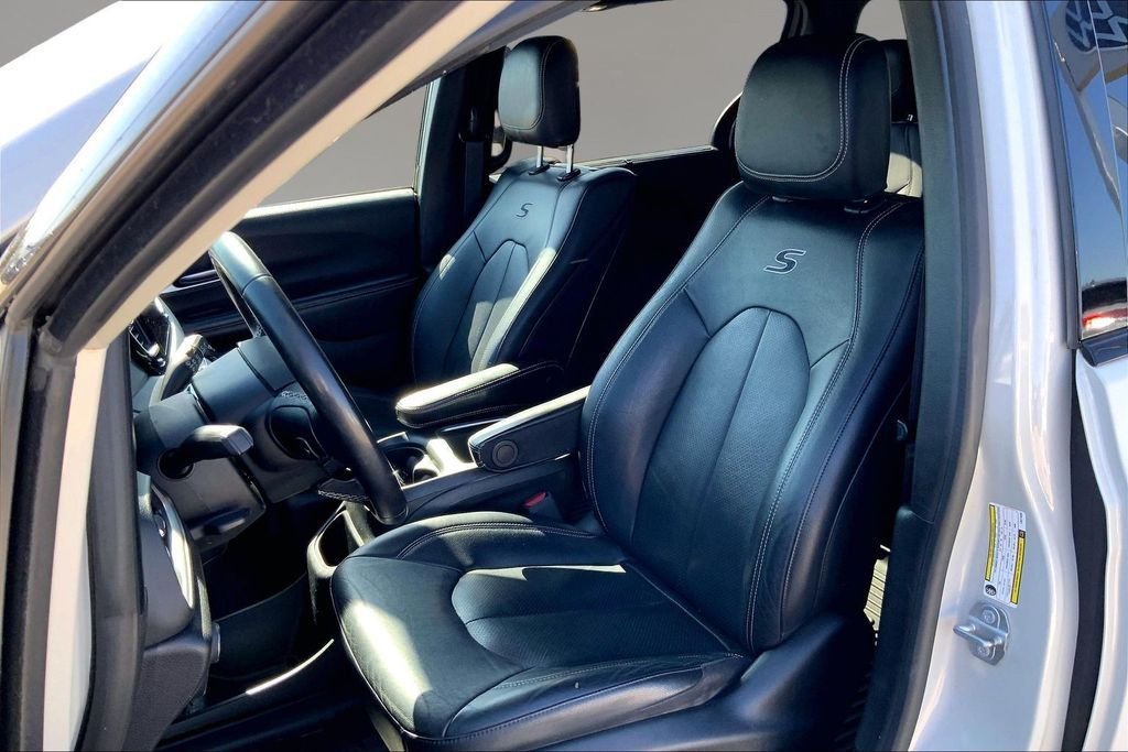 Used 2020 Luxury White Pearlcoat Chrysler Touring L Plus image 24