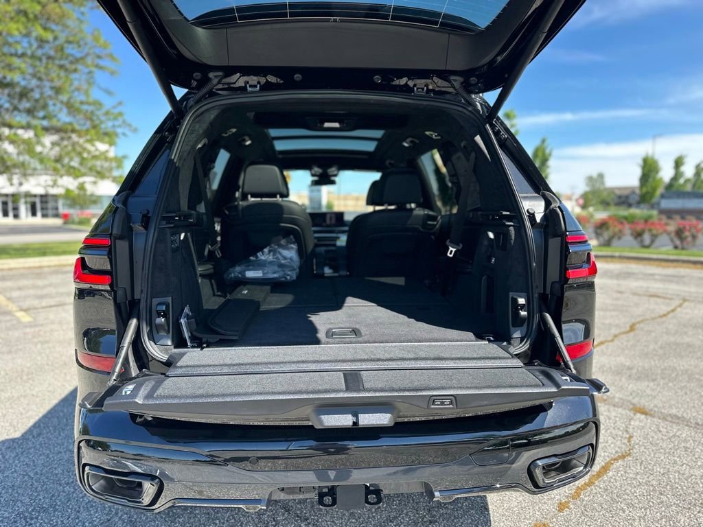 New 2027 Black Sapphire Metallic BMW xDrive40i image 24