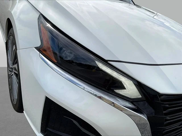 Used 2025 White Nissan 2.5 SL image 32