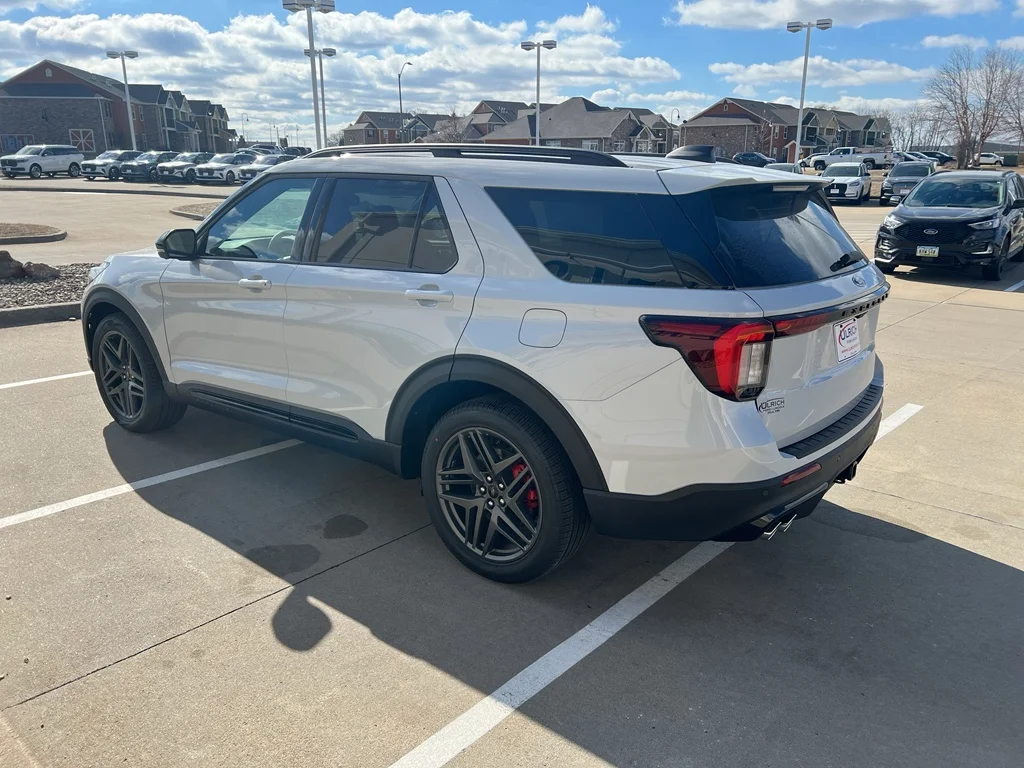 2026 Ford Explorer ST - Photo 7