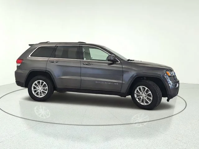 Used 2021 Granite Crystal Clearcoat Metallic Jeep Laredo E image 7