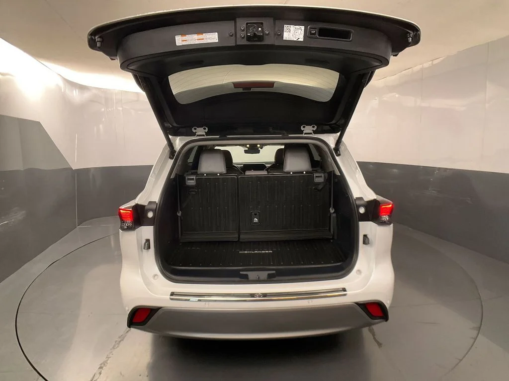 Used 2024 Pearl Toyota Platinum image 31