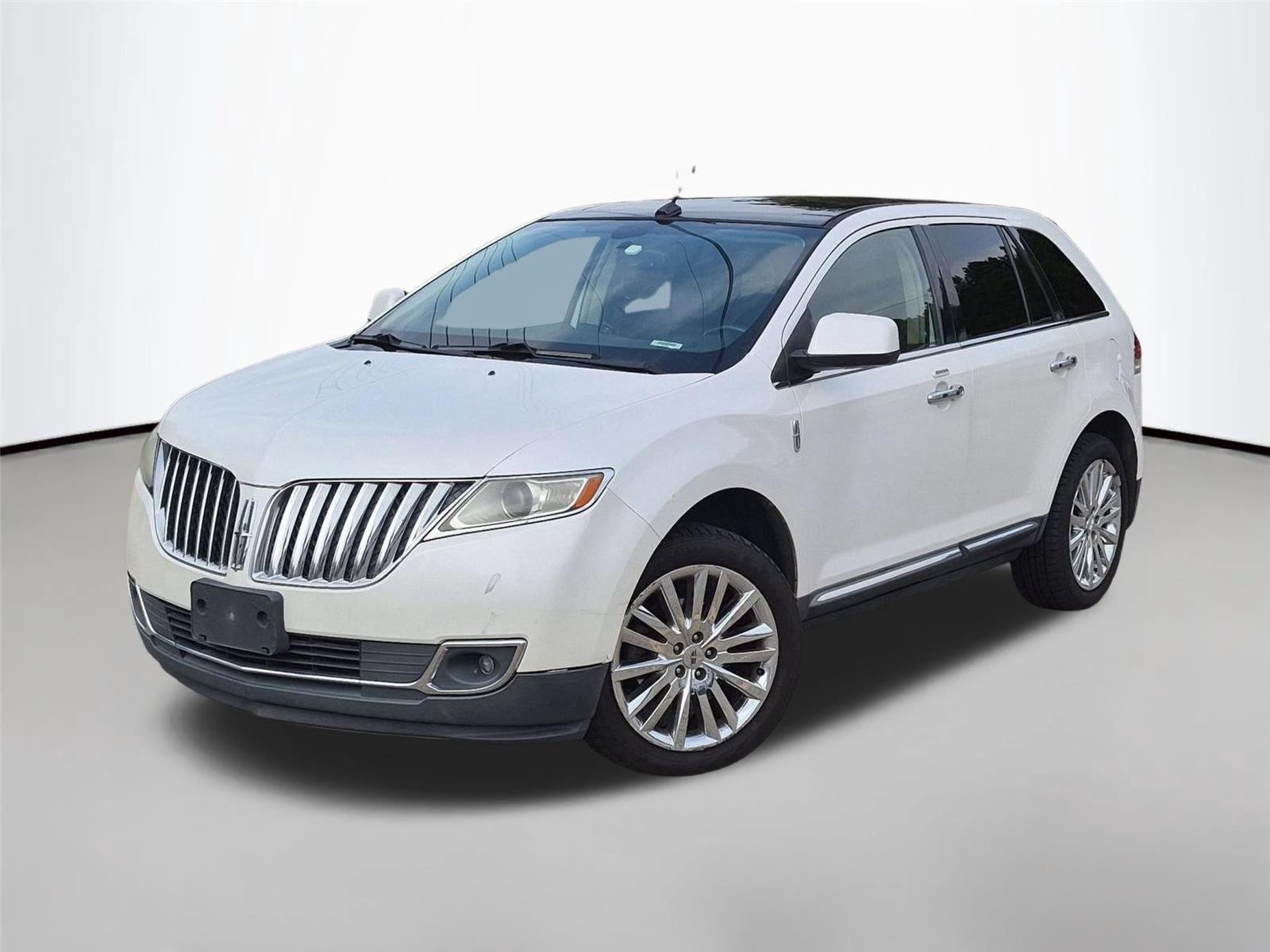 Used 2011 White Platinum Tri-Coat Metallic LINCOLN  image 1