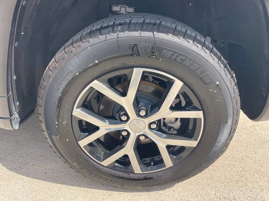 Used 2025 White Jeep Limited image 10