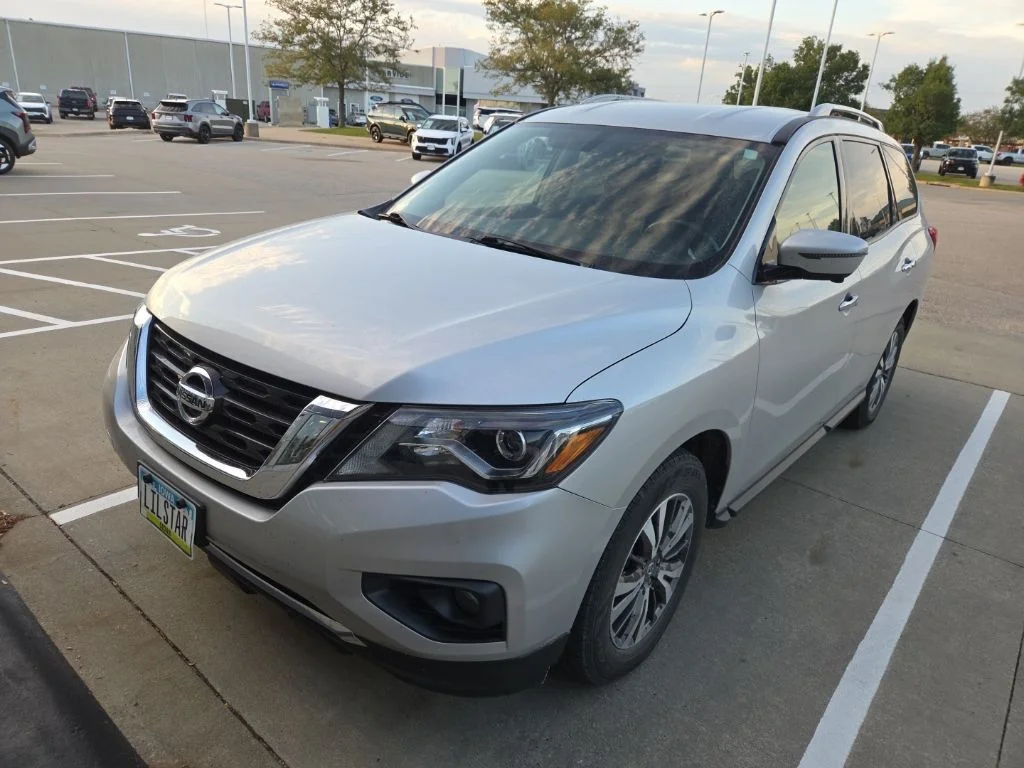 Used 2020 Silver Nissan SL image 2