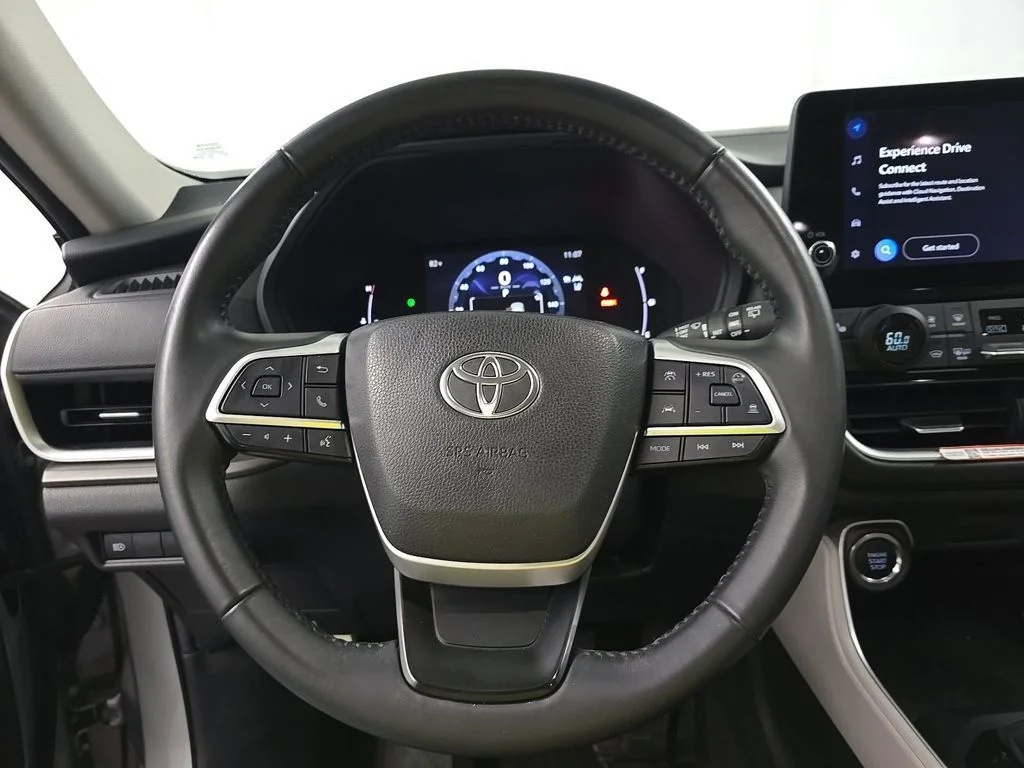 Used 2025 Silver Toyota XLE image 9