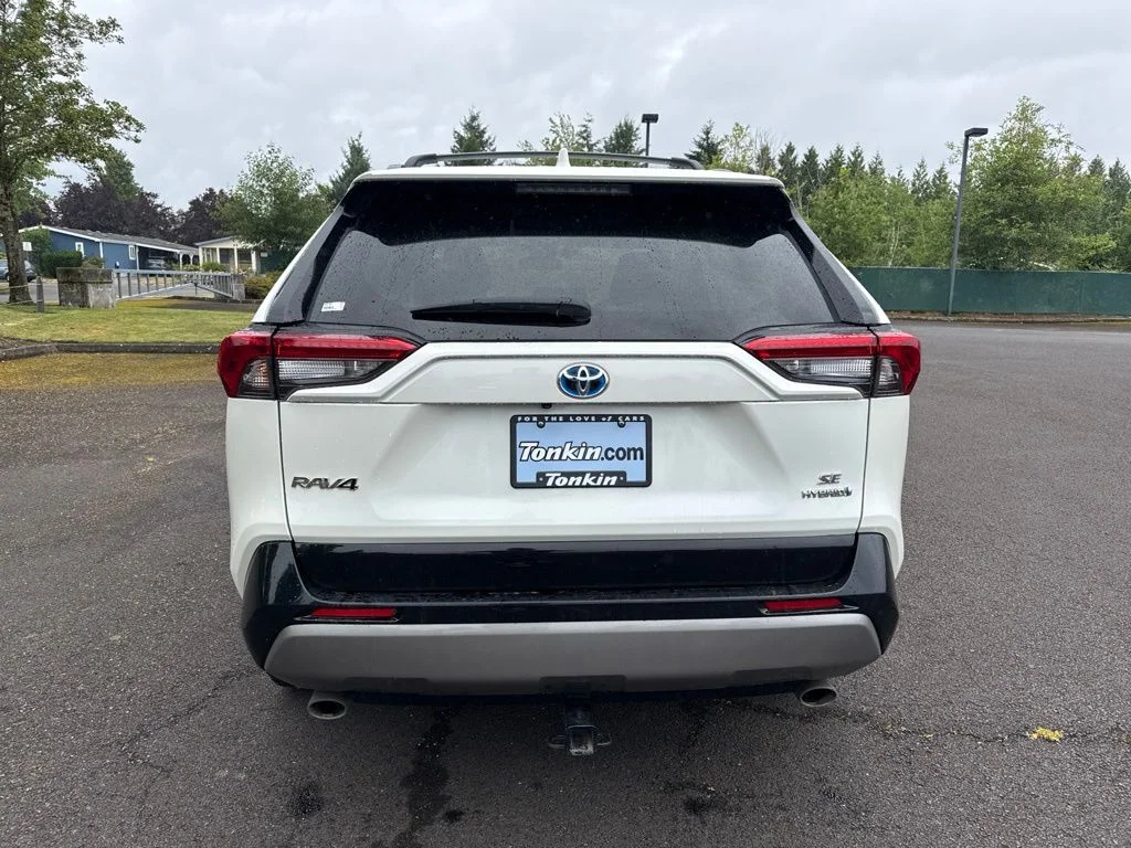 Used 2022 Blizzard Pearl Toyota SE image 6