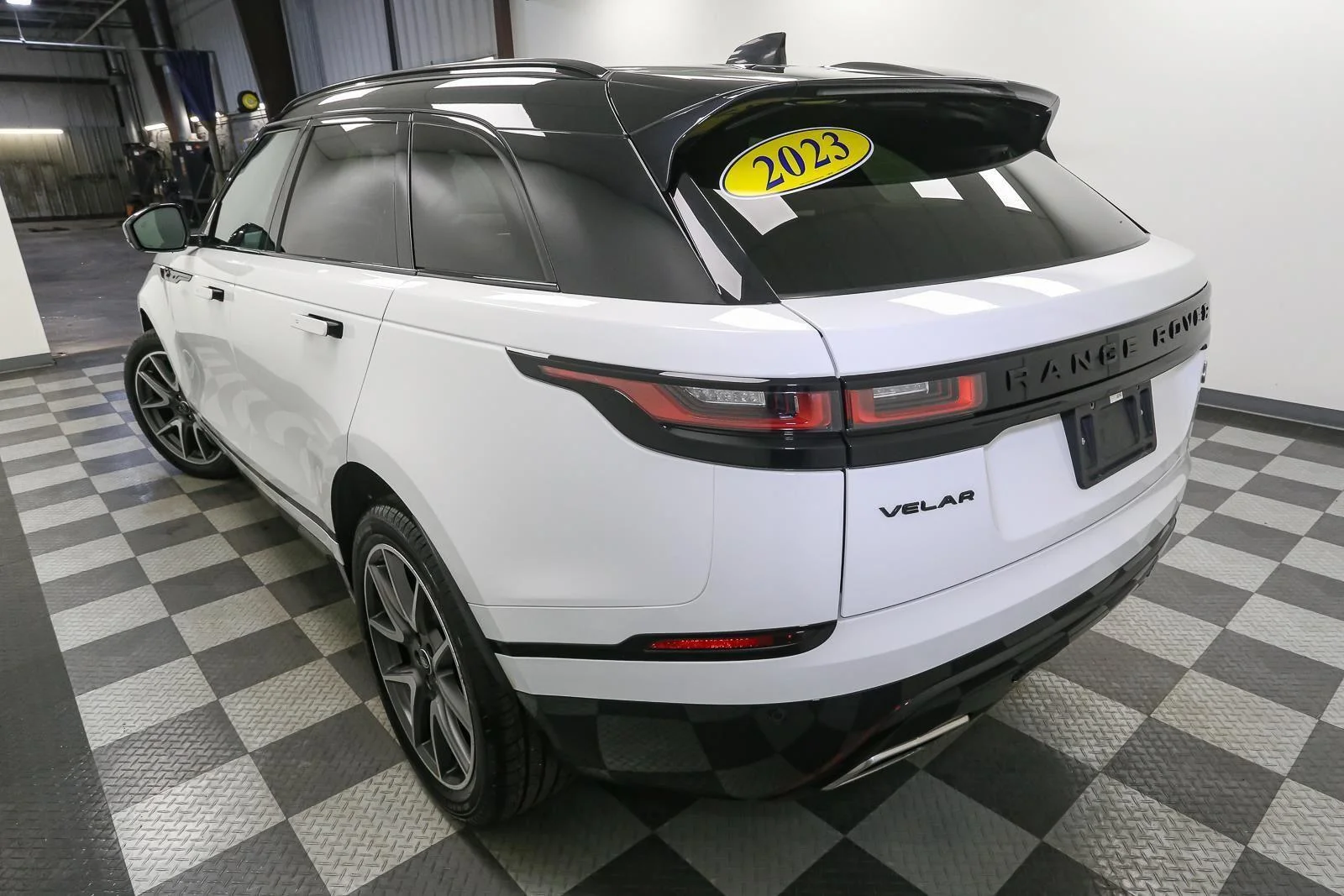 Used 2023 Fuji White Land Rover R-Dynamic S image 9