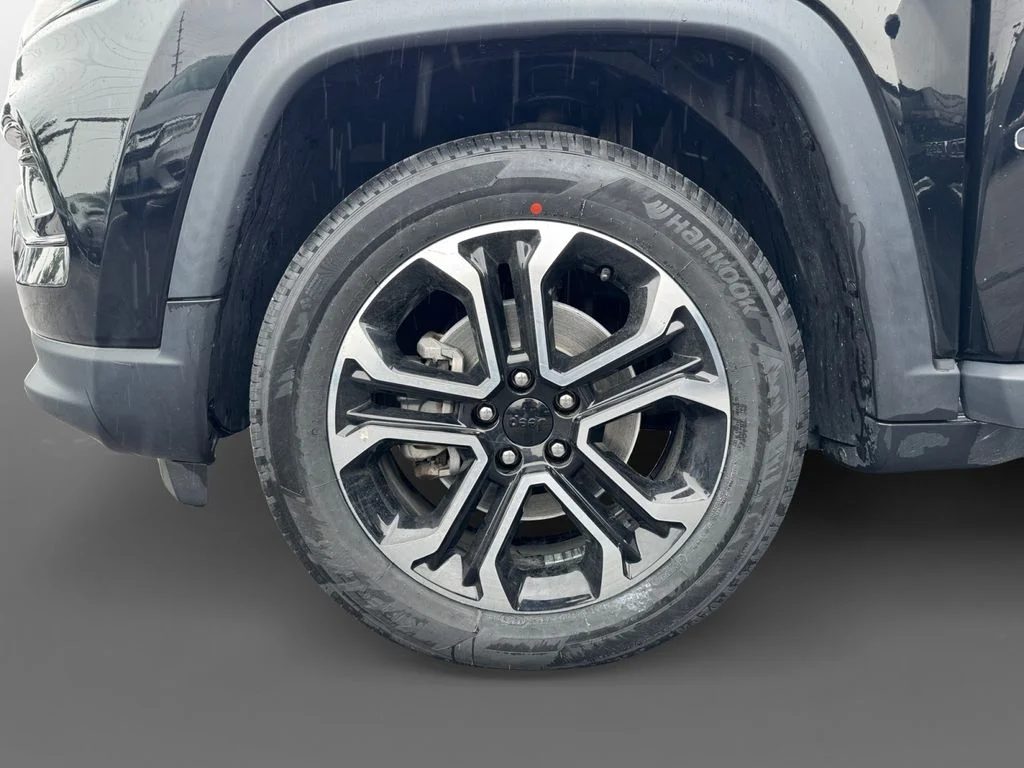 Used 2022 Diamond Black Crystal Pearlcoat Jeep Limited image 14