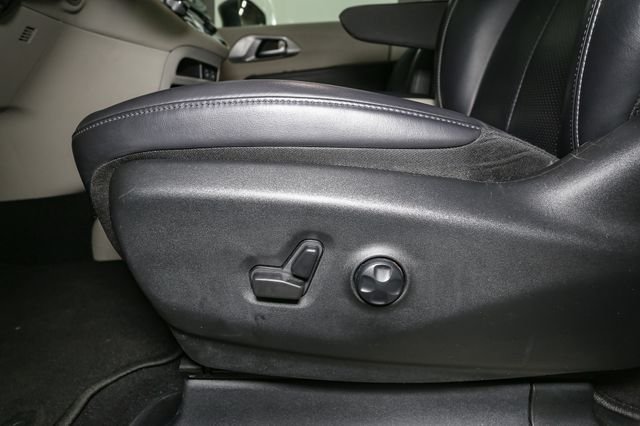 Used 2023 Black Chrysler Touring L image 39