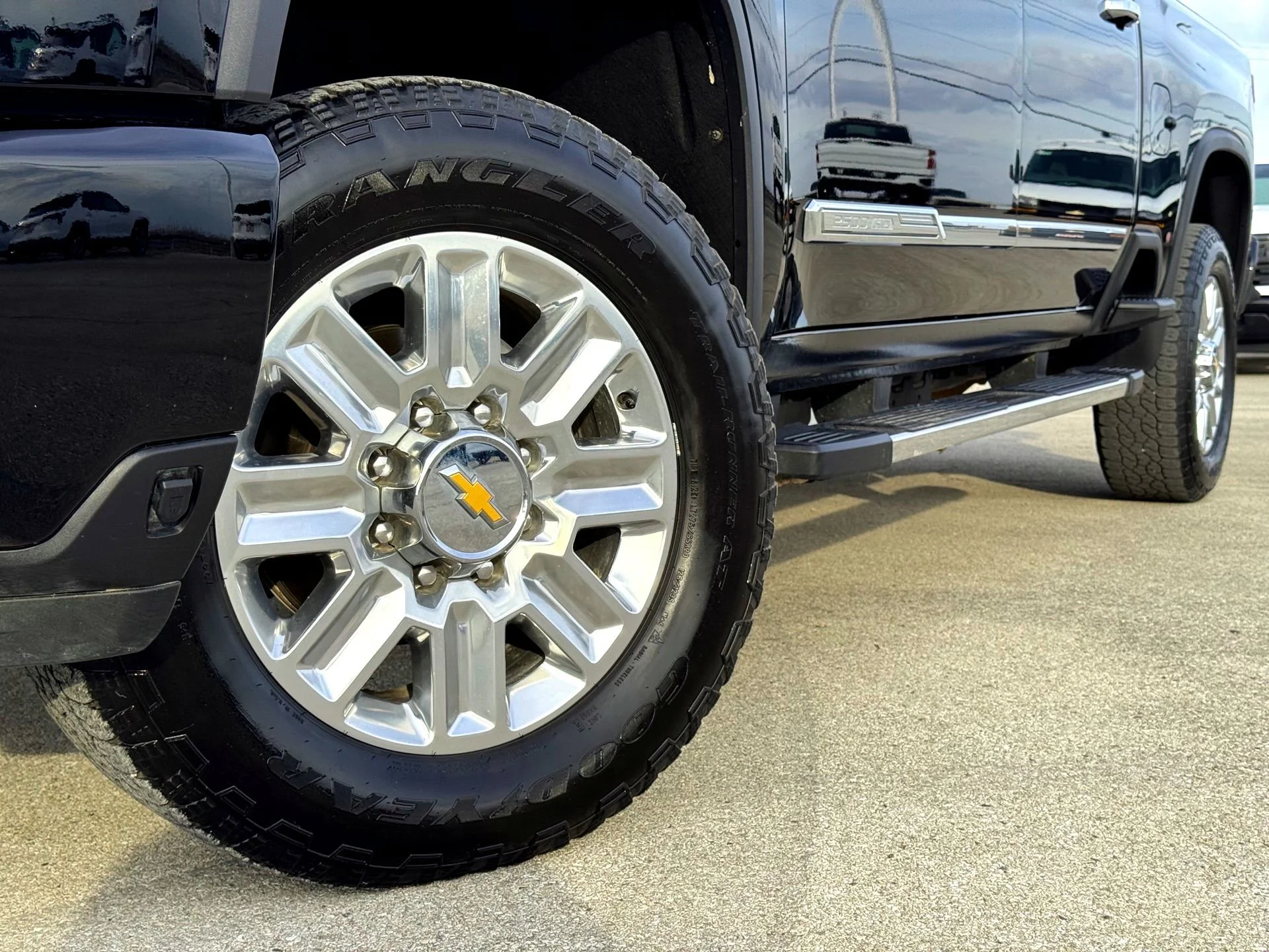 Used 2025 Black Chevrolet High Country image 2
