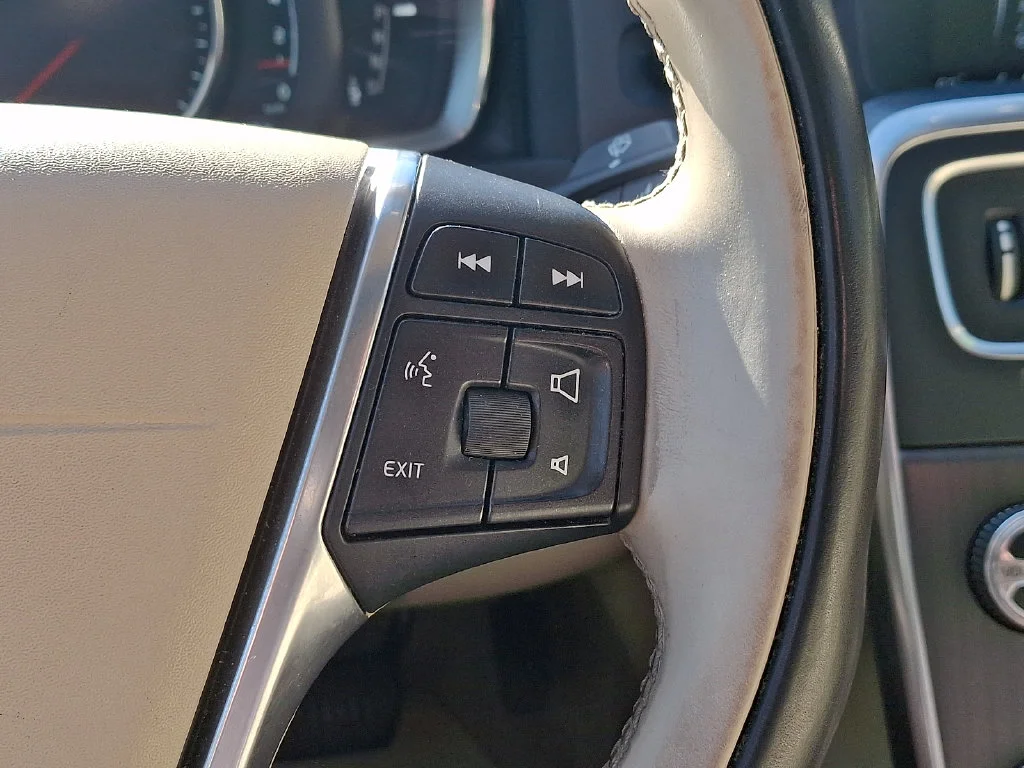 Used 2015 Blue Volvo T5 Premier image 21