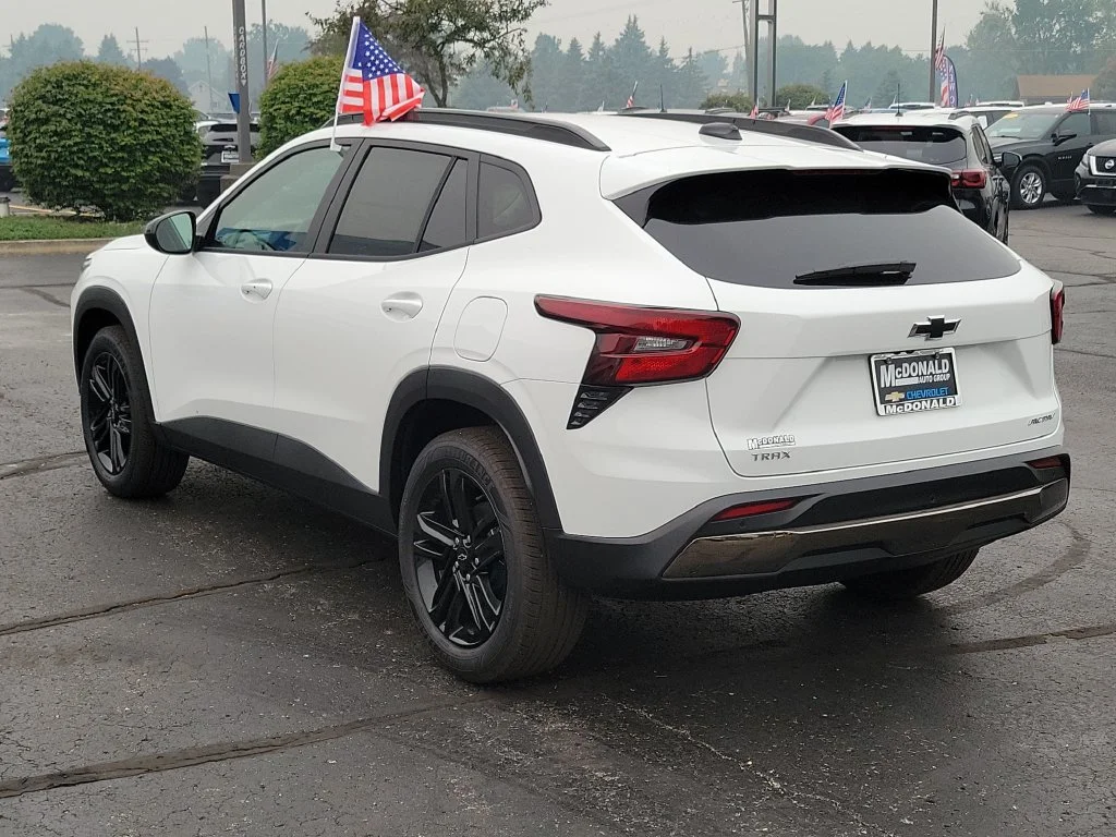 New 2026 Summit White Chevrolet ACTIV image 4