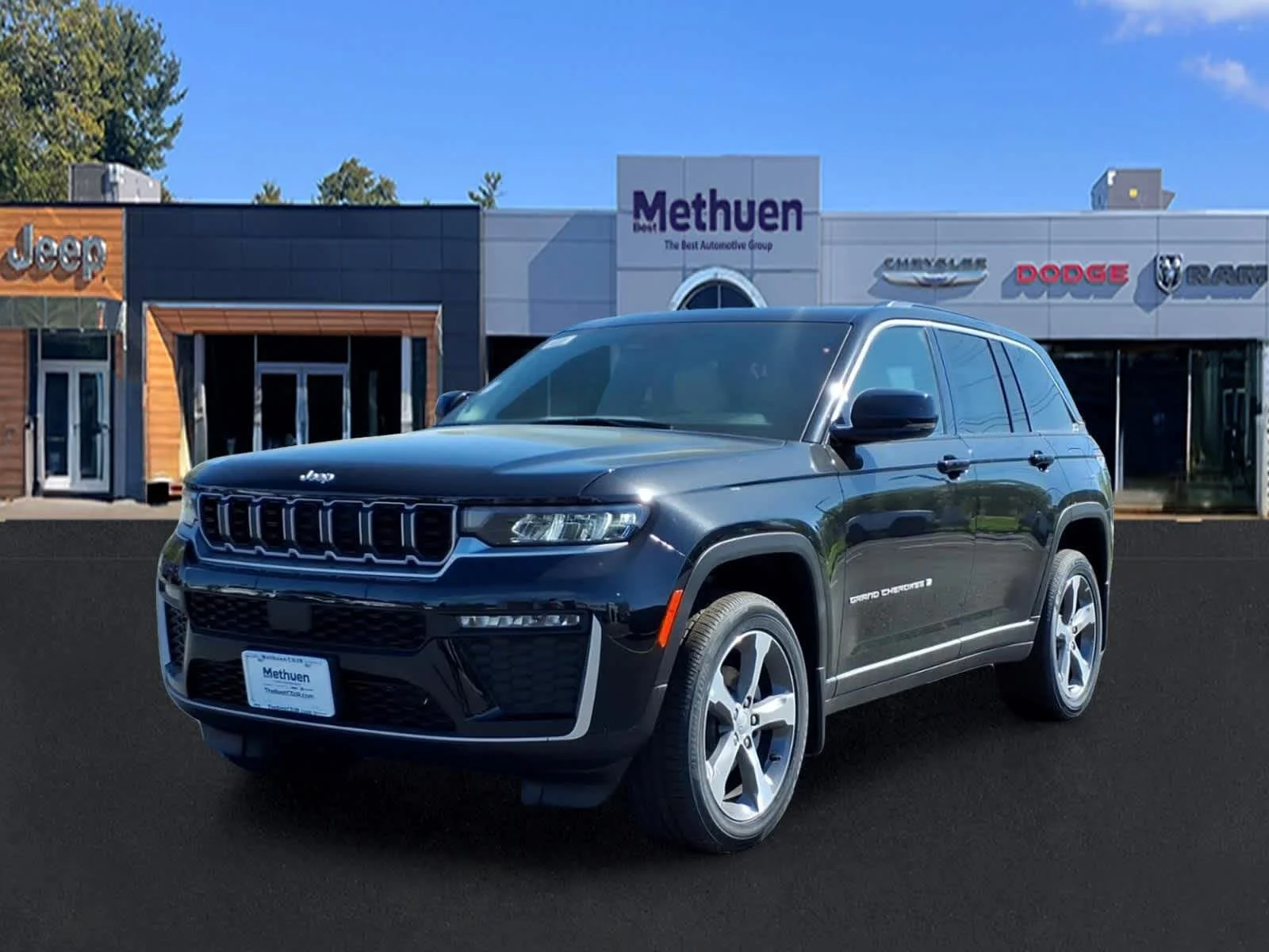 New 2026 Diamond Black Crystal Pearlcoat Jeep Limited image 3