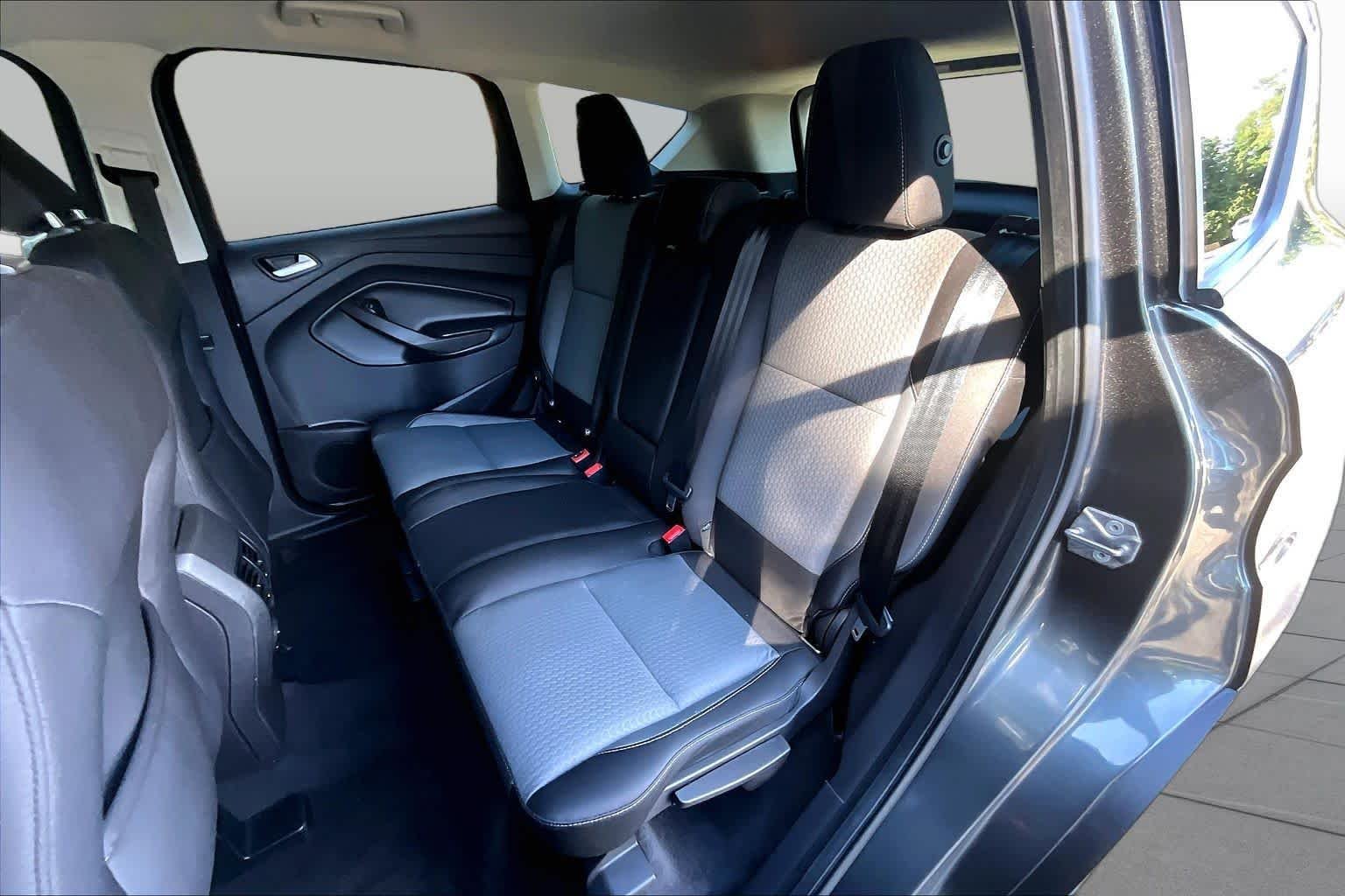 Used 2019 Magnetic Metallic Ford SE image 21