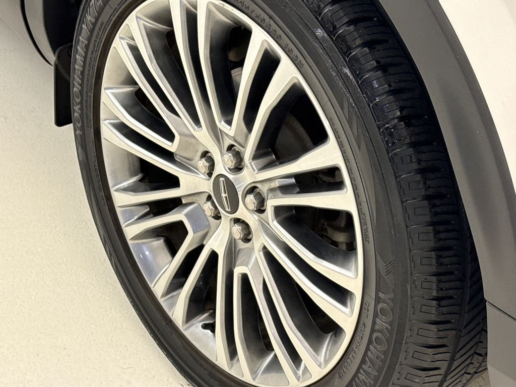 Used 2016 White Platinum Clearcoat Metallic Lincoln Reserve image 10