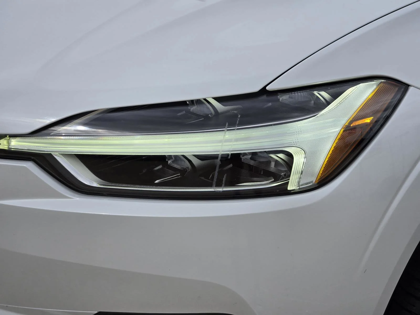 Used 2020 Crystal White Volvo Momentum image 8