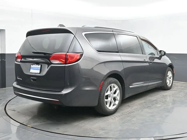 Used 2017 Gray Chrysler Touring L Plus image 9