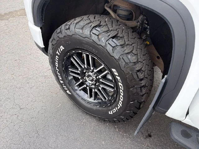 Used 2024 Summit White GMC AT4 image 37
