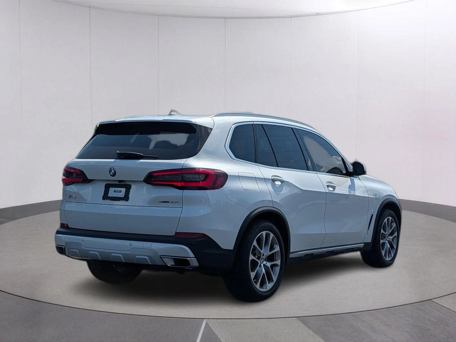 Used 2023 Mineral White Metallic BMW sDrive40i image 5