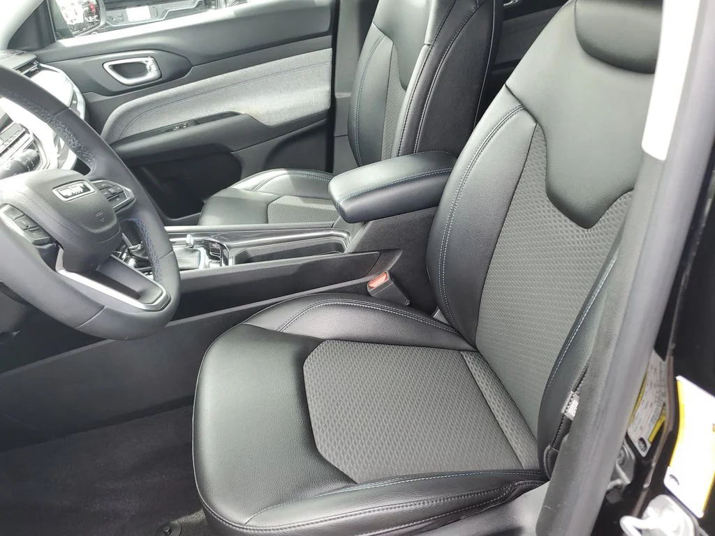 Certified Used 2022 Black Jeep Latitude image 17