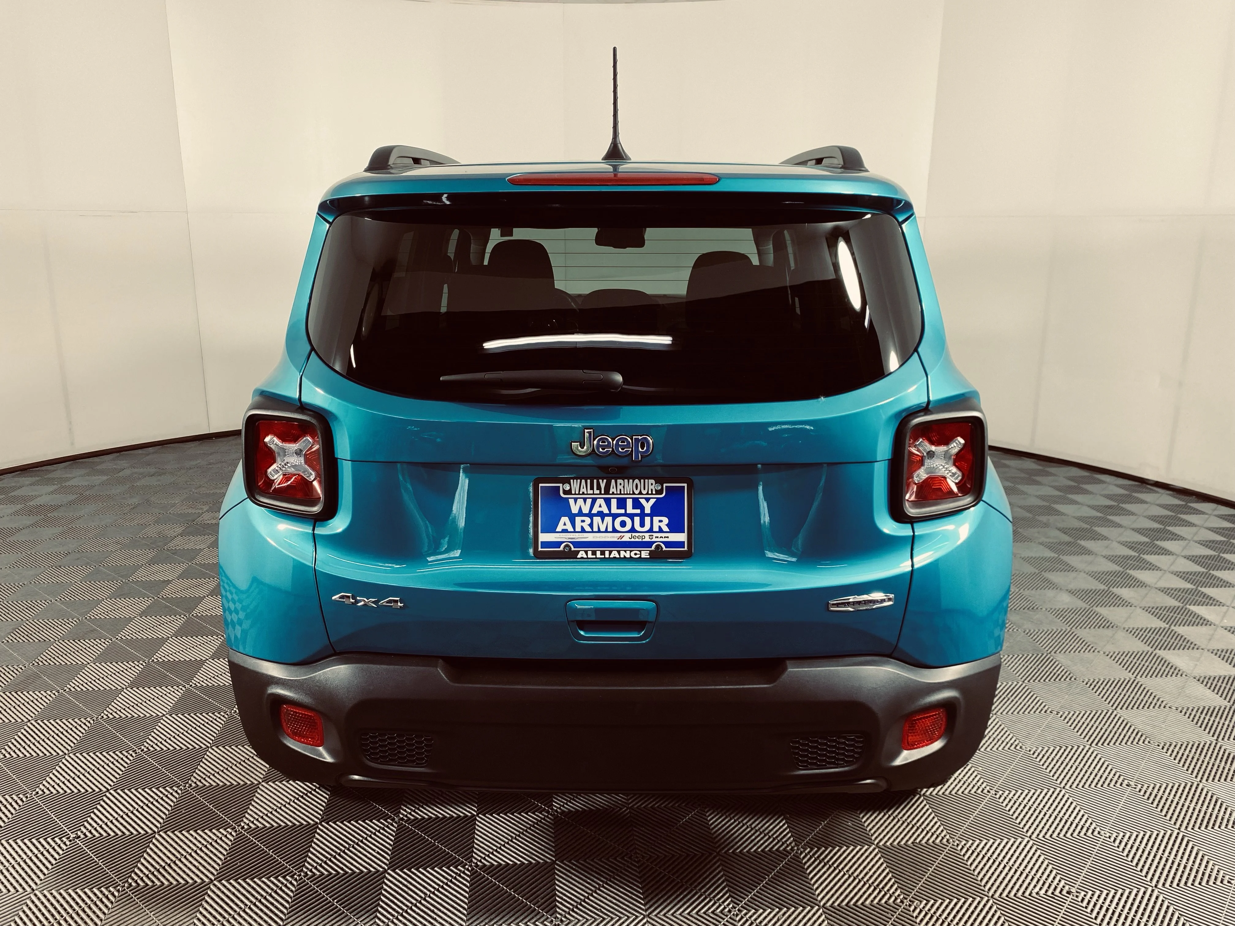 Used 2022 Bikini Metallic Clearcoat Jeep Latitude image 9