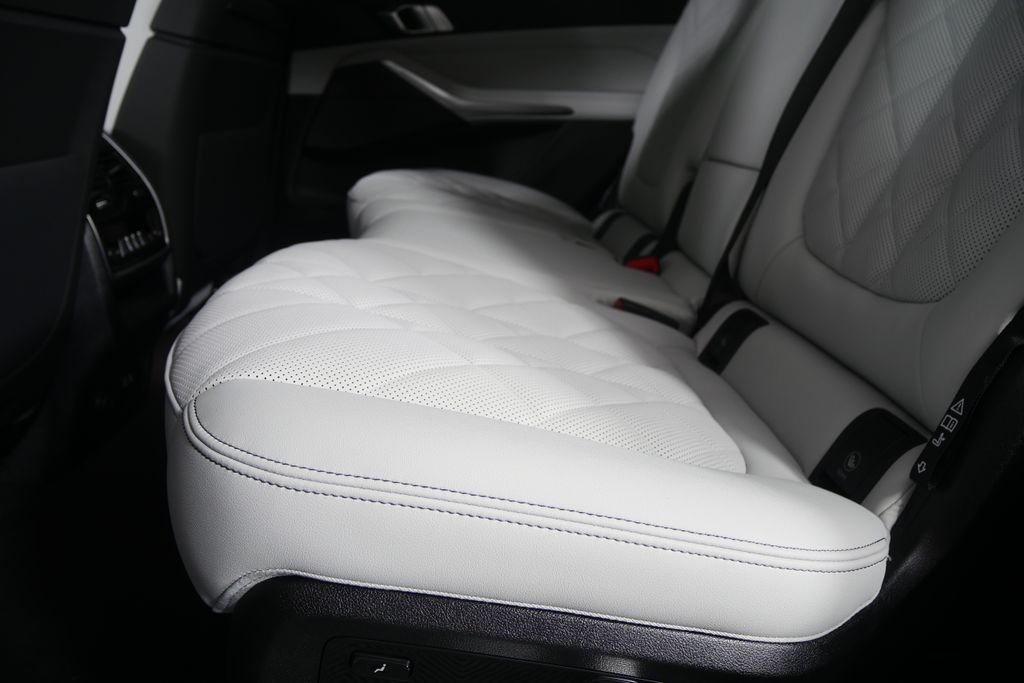 New 2027 Alpine White BMW xDrive40i image 14