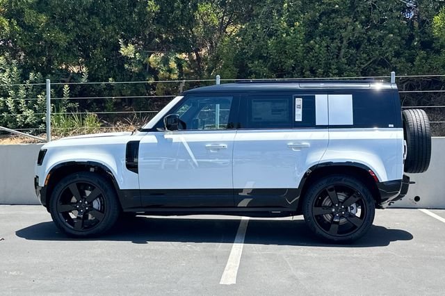 New 2026 White Land Rover X-Dynamic SE image 2