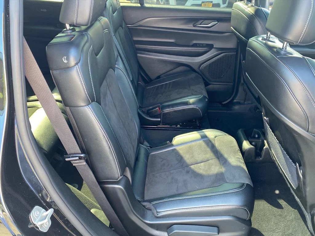 Used 2024 Diamond Black Crystal Pearlcoat Jeep Altitude X image 25