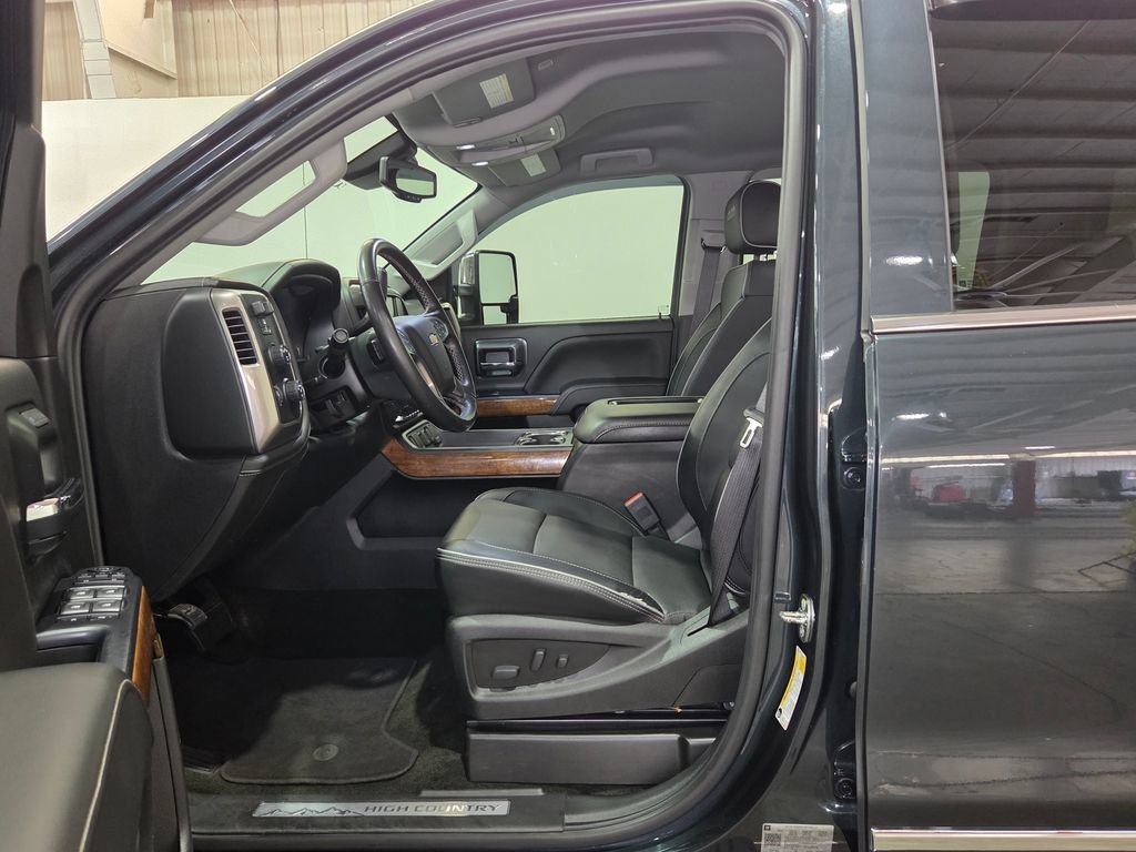 Used 2018 GRAPHITE METALLIC Chevrolet High Country image 17