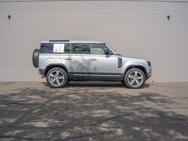 Used 2024  Land Rover SE image 8