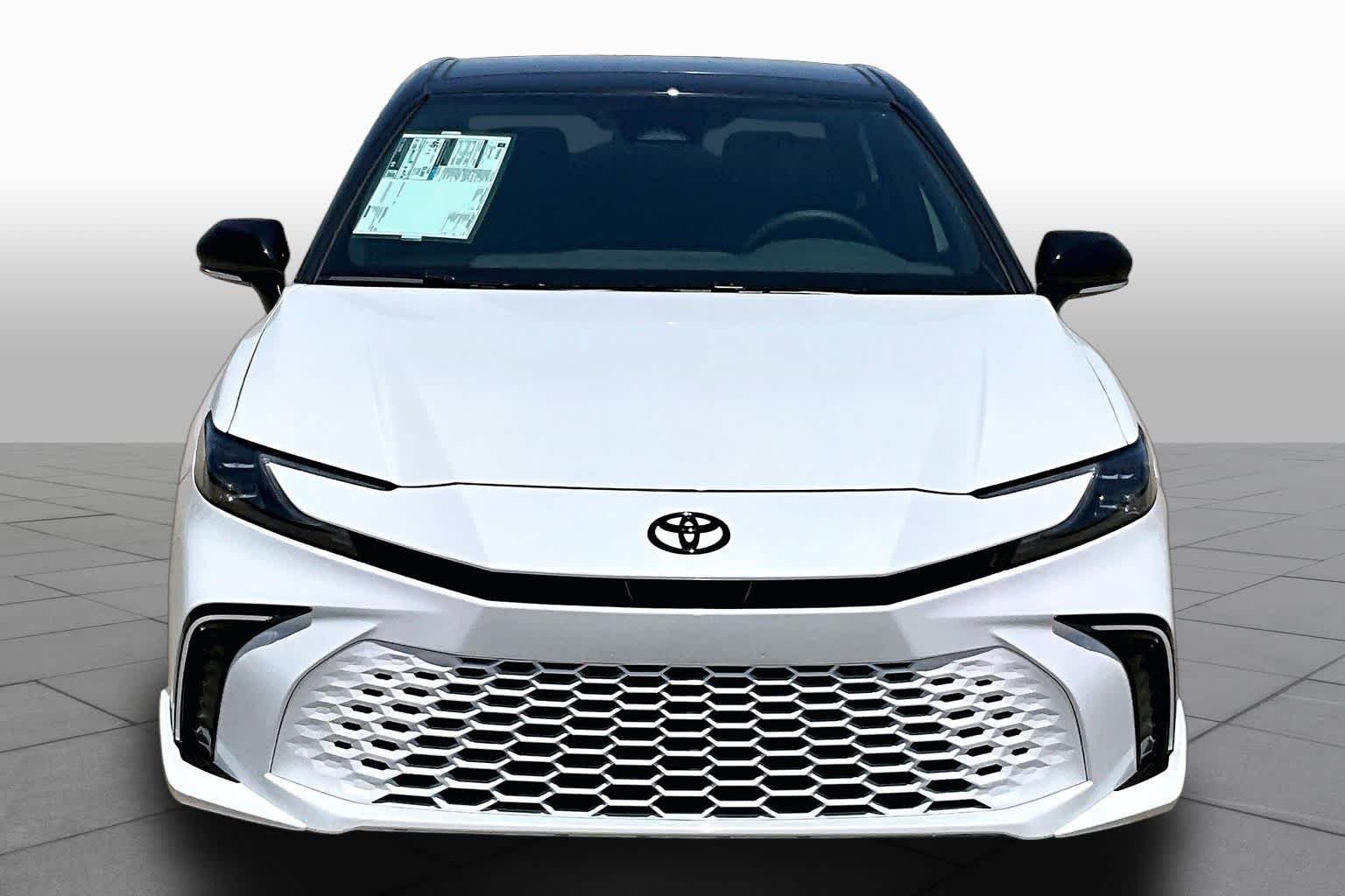 New 2026 Wind Chill Pearl with Midnight Black Metallic roof Toyota XSE image 3