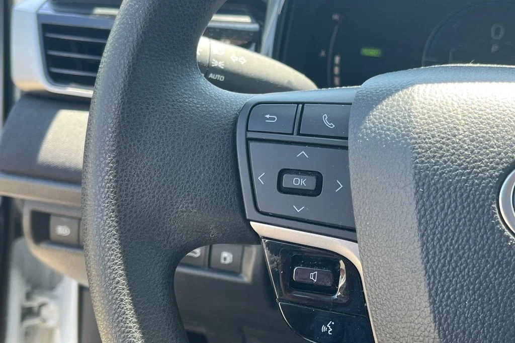 Used 2025 White Toyota LE image 33