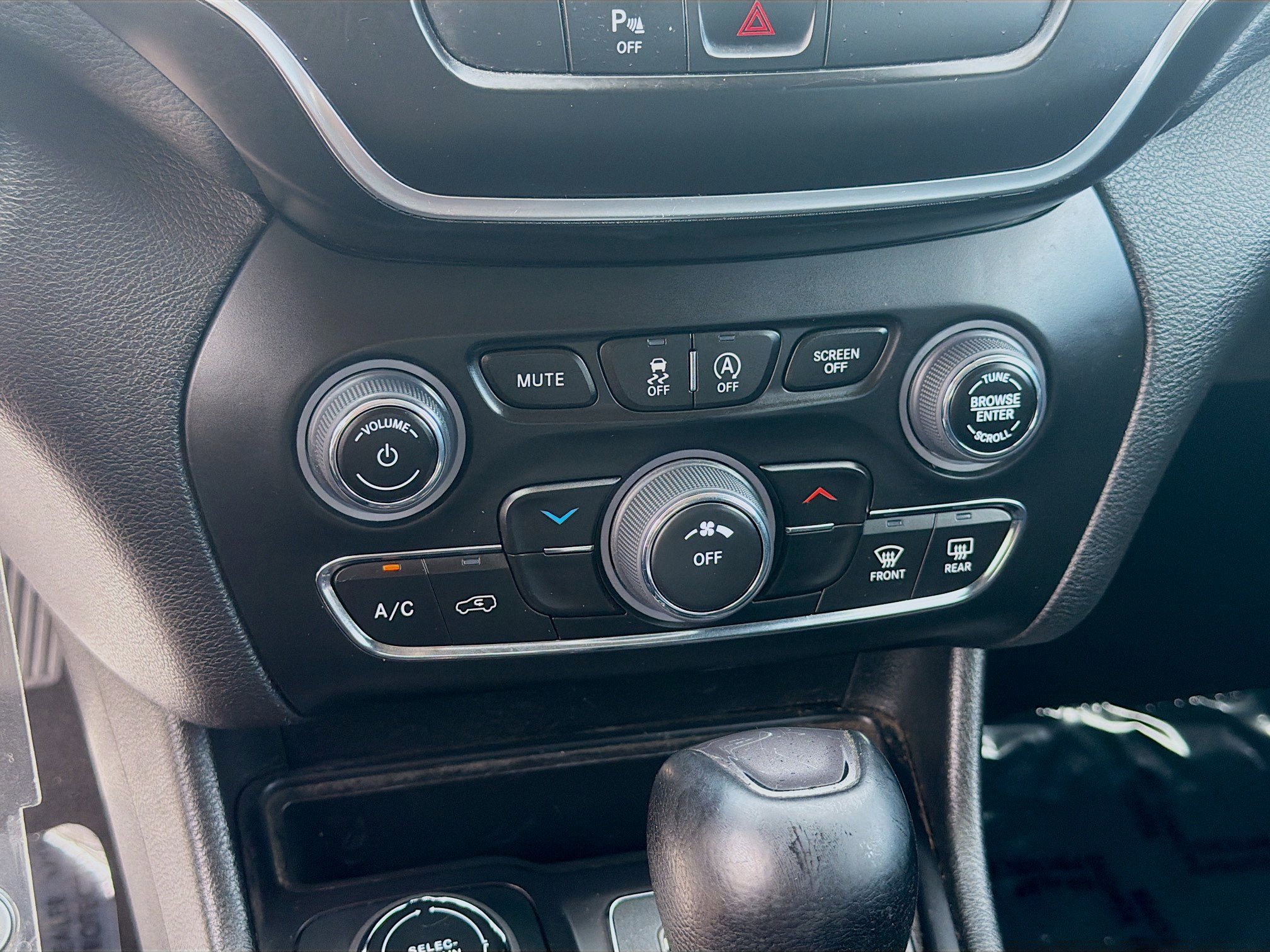 Used 2019 Bright White Clearcoat Jeep Latitude image 13