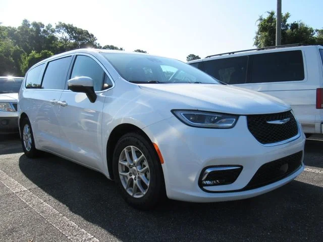 2023 Chrysler Pacifica Touring L's photo
