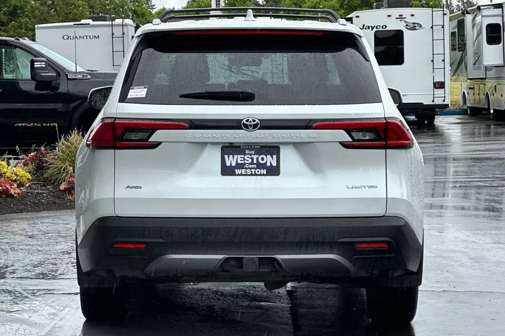 Used 2024 Pearl Toyota XLE image 5