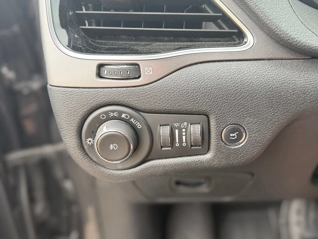 Used 2019 Gray Jeep Limited 4x4 image 25