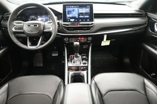 Used 2025 Silver Jeep Latitude image 18