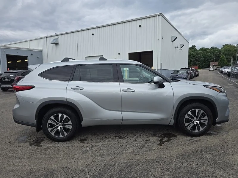 Used 2021 Silver Toyota XLE image 7
