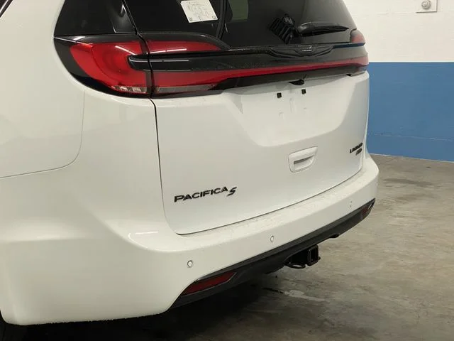 New 2026 Bright White Clear-Coat Exterior Paint Chrysler Limited image 40