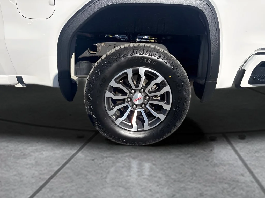 Used 2022 White GMC AT4 image 34