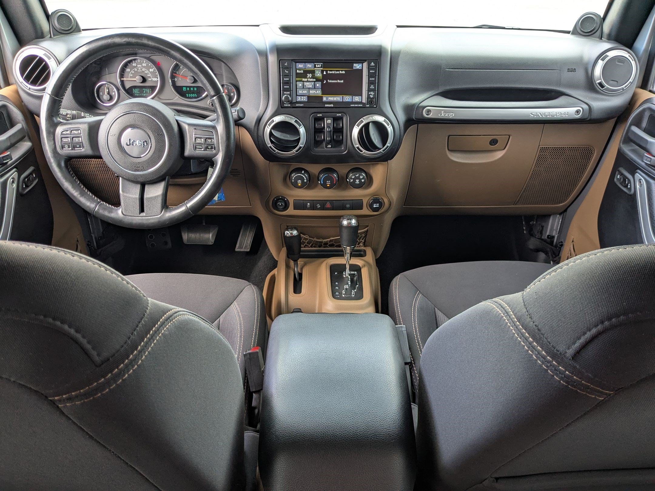 Used 2014 Billet Metallic Clearcoat Jeep Sahara image 29