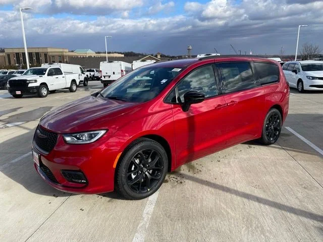 2026 Chrysler Pacifica Select's photo