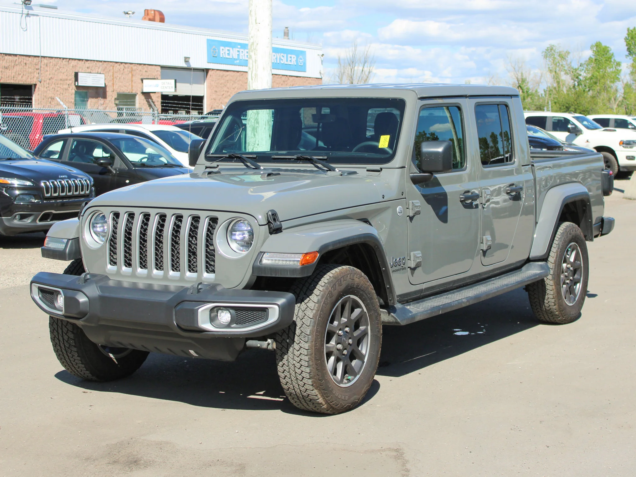 Certified Used 2023 Grey Jeep Overland * No Accidents | V6 | Heated McKinley Leather | Trailer Tow Package image 12