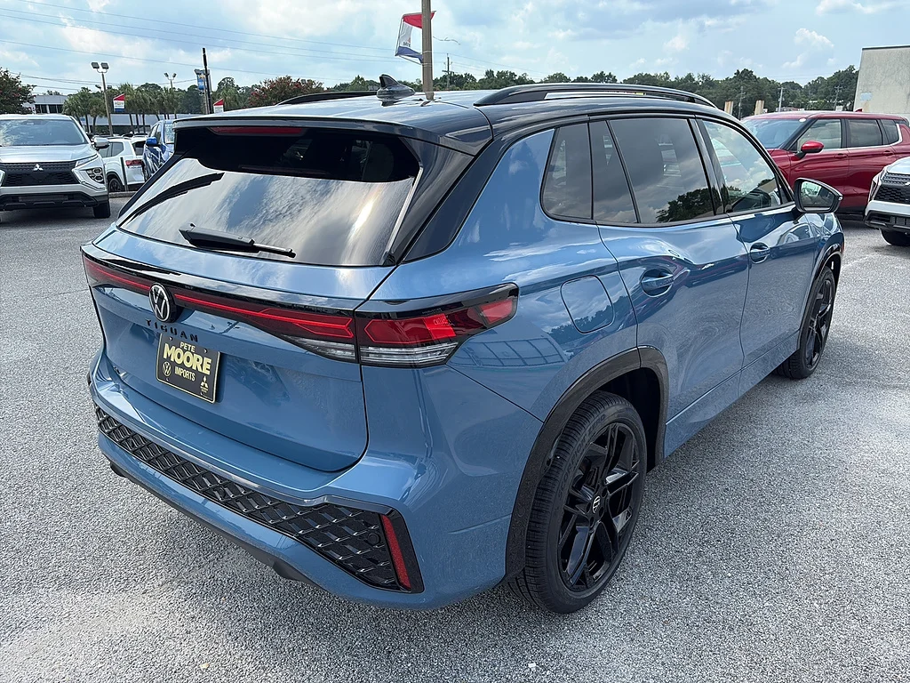 New 2026 Monterey Blue w/ Deep Black Roof Volkswagen SE R-Line Black FWD image 5