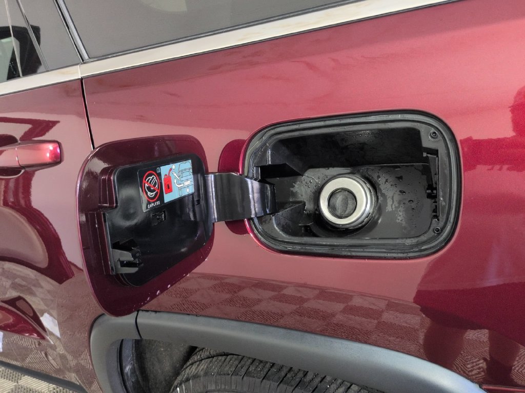 Used 2018 Red Jeep Laredo E image 18