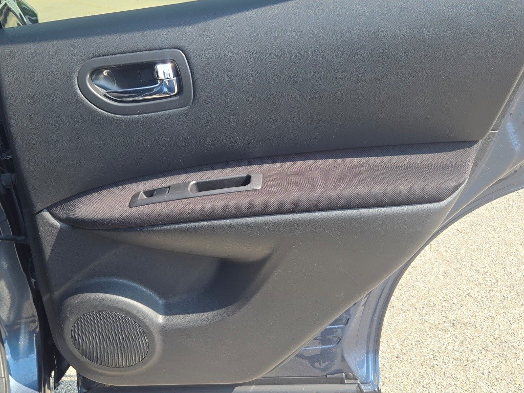 Used 2015 Blue Nissan S image 8
