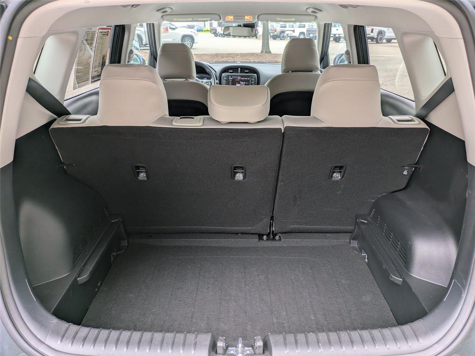 Used 2025  KIA  image 13